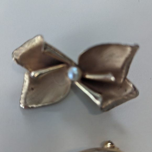 Lot of Four Vintage Gold Toned Brooches - One is signed Gerry's - Picture 6 of 8